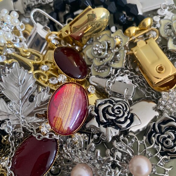 1/2 Pound Vintage To Modern FASHION JEWELRY Sweater Clips NEW!! READ DESCRIPTION - Picture 3 of 7